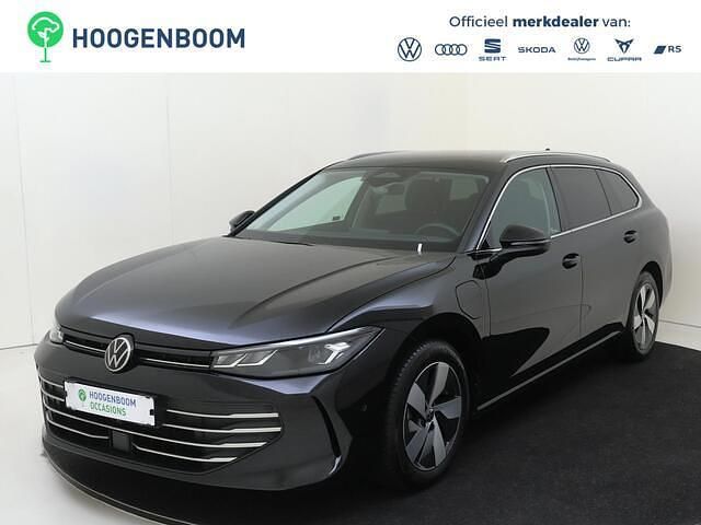 Zwart (metallic) Occasion 2025 VW Passat Business Stationwagen | € 38.450 (Super prijs) - Afbeelding 1/4