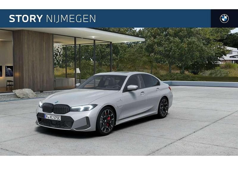 Grijs Nieuw 2025 BMW 330e Executive Sedan | € 73.346 (Eerlijke prijs) - Afbeelding 1/4