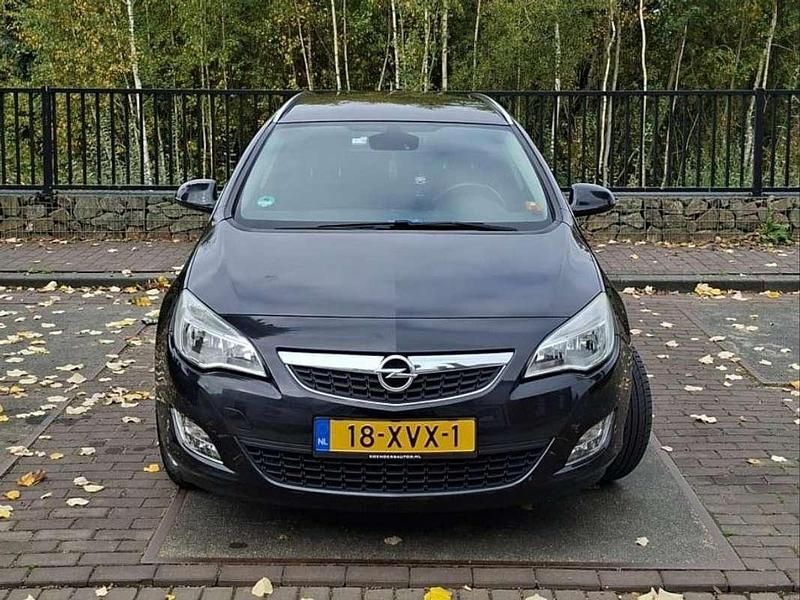 Zwart Gebruikt 2012 Opel Astra Stationwagen | € 5.500 (Iets duurder) - Afbeelding 1/4
