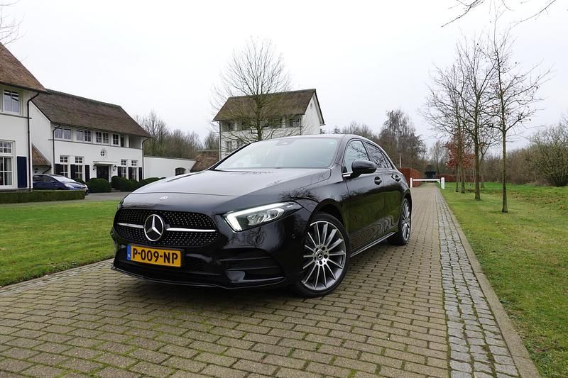 Zwart Gebruikt 2020 Mercedes A250 Premium Plus Hatchback | € 25.950 (Eerlijke prijs) - Afbeelding 1/4