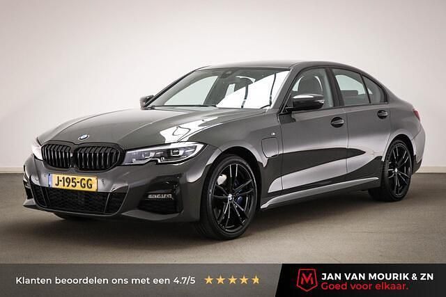 Grijs Gebruikt 2020 BMW 330 M Sport Sedan | € 33.900 (Iets duurder) - Afbeelding 1/4
