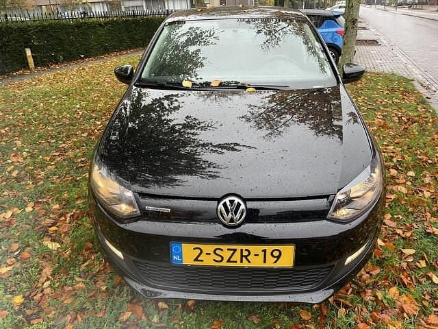 Zwart (metallic) Gebruikt 2013 VW Polo Hatchback | € 2.500 (Super prijs) - Afbeelding 1/4