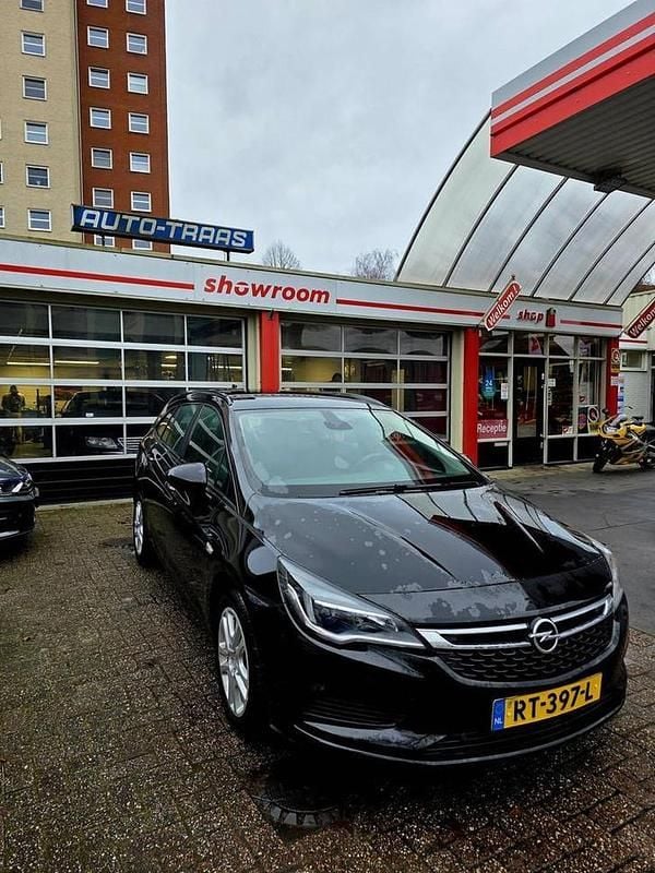 Zwart Occasion 2018 Opel Astra Edition Stationwagen | € 6.950 (Goede deal) - Afbeelding 1/4