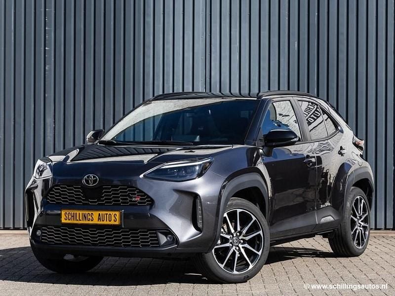 Grijs Occasion 2023 Toyota Yaris Cross Sport SUV | € 30.950 (Eerlijke prijs) - Afbeelding 1/4