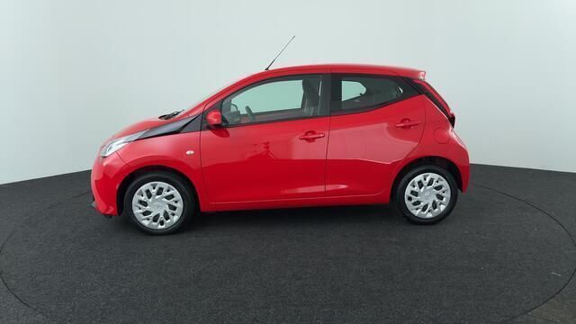 Rood Gebruikt 2021 Toyota Aygo X-play Hatchback | € 12.950 (Eerlijke prijs) - Afbeelding 1/3