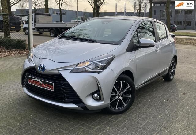 Grijs Gebruikt 2018 Toyota Yaris Active Hatchback | € 15.950 (Eerlijke prijs) - Afbeelding 1/4