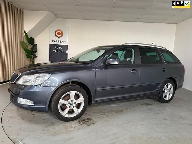 Grijs Occasion 2012 Skoda Octavia Elegance Stationwagen | € 5.450 (Eerlijke prijs) - Afbeelding 1/4