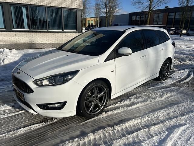 Wit Occasion 2017 Ford Focus ST-Line Stationwagen | € 8.995 (Eerlijke prijs) - Afbeelding 1/4