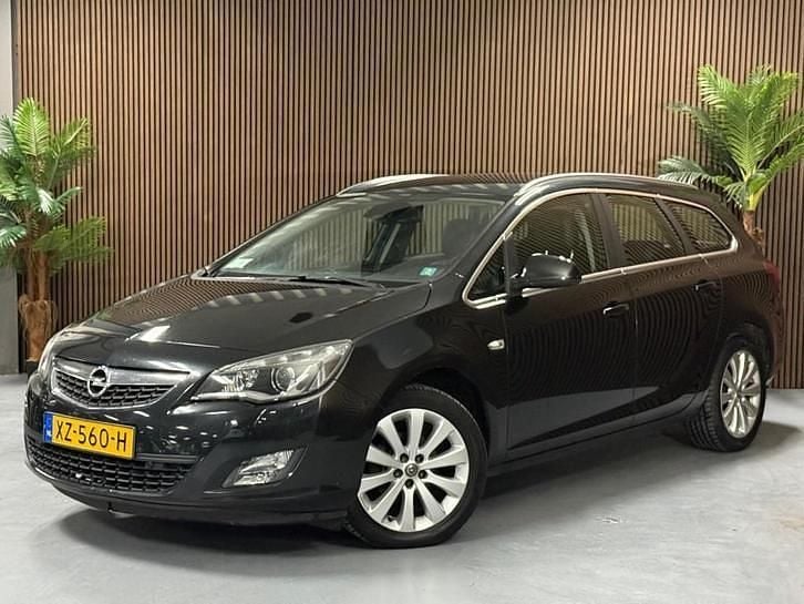 Zwart Gebruikt 2011 Opel Astra Edition Stationwagen | € 2.995 (Goede deal) - Afbeelding 1/4
