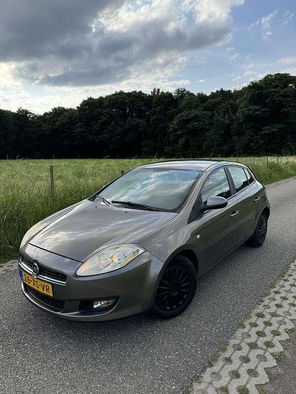 Bruin Gebruikt 2007 Fiat Bravo Dynamic Hatchback | € 2.200 (Eerlijke prijs) - Afbeelding 1/4
