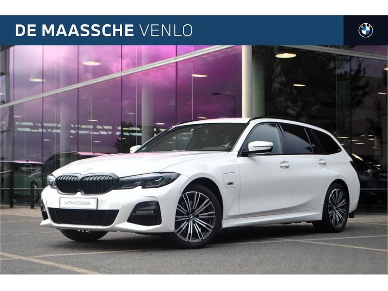 Wit Gebruikt 2021 BMW 320e Comfort Edition Stationwagen | € 30.950 (Eerlijke prijs) - Afbeelding 1/4
