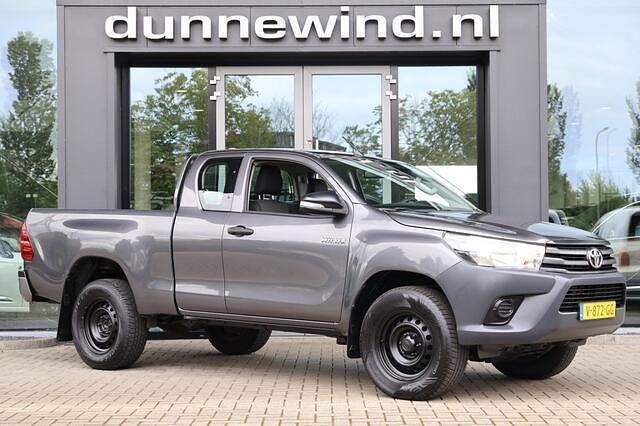 Grijs Gebruikt 2017 Toyota HiLux Cool Pickup | € 26.950 (Eerlijke prijs) - Afbeelding 1/4