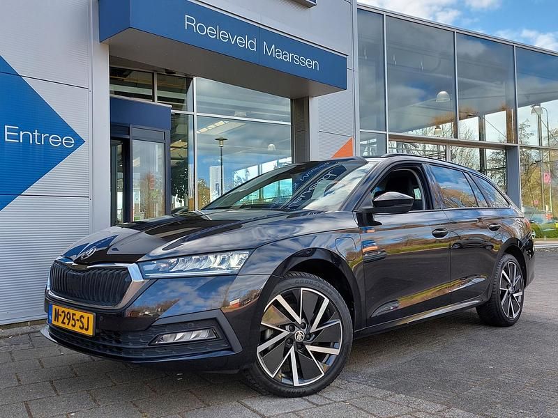 Zwart Occasion 2022 Skoda Octavia Business Line Stationwagen | € 23.450 (Goede deal) - Afbeelding 1/3