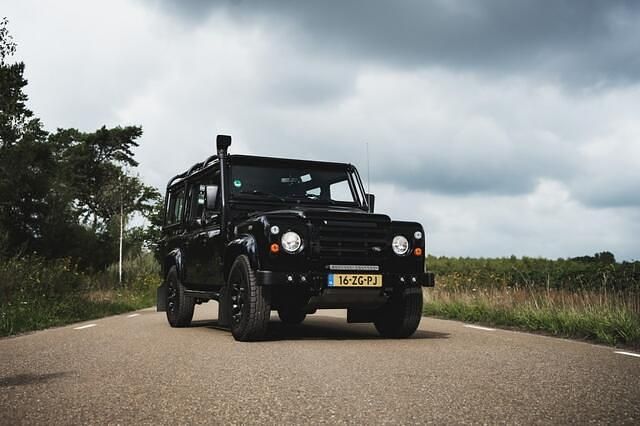 Zwart, andere lak Gebruikt 2008 Land Rover Defender SUV | € 54.950 - Afbeelding 1/4