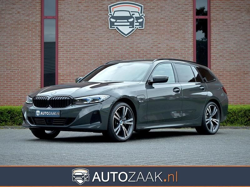 Grijs Gebruikt 2022 BMW 330e Comfort Edition Stationwagen | € 44.900 (Duur) - Afbeelding 1/4