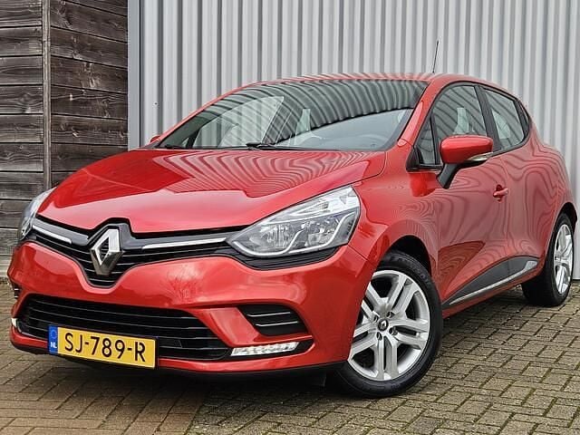 Rood (metallic) Gebruikt 2018 Renault Clio IV Zen Hatchback | € 6.950 (Eerlijke prijs) - Afbeelding 1/4