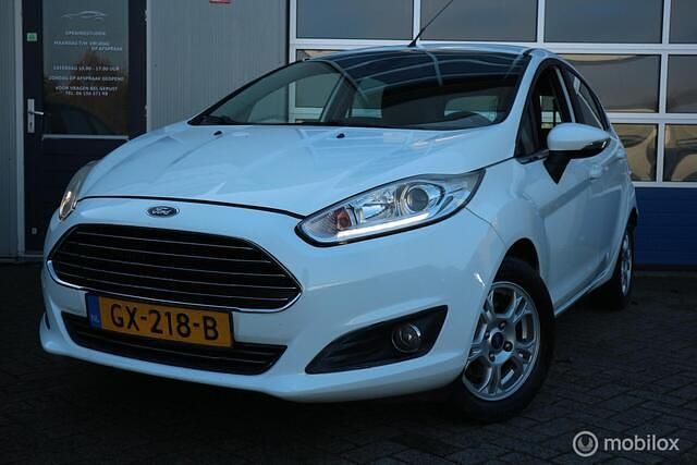 Wit Gebruikt 2015 Ford Fiesta Titanium Hatchback | € 3.400 (Eerlijke prijs) - Afbeelding 1/4