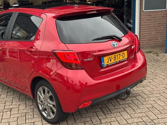 Occasion Toyota Yaris Hybrid 73 PK (53 kW) 2016 Rood Hatchback