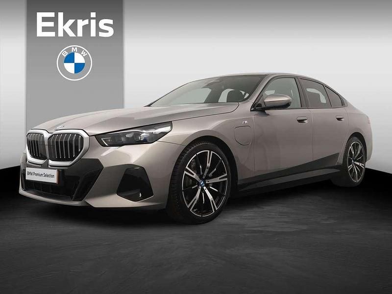 Oxidgrau metallic (grijs metallic) Gebruikt 2024 BMW 530e Comfort Edition Sedan | € 62.900 - Afbeelding 1/4