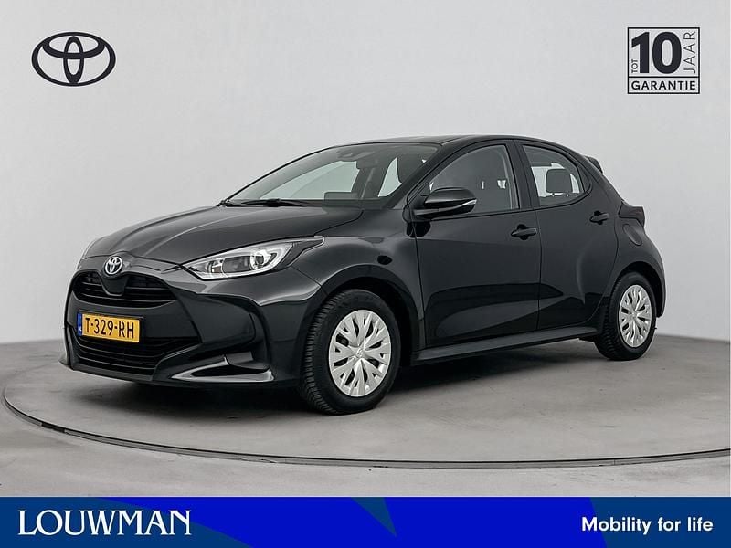 Zwart Occasion 2023 Toyota Yaris Hybrid Active Hatchback | € 21.200 (Goede deal) - Afbeelding 1/4