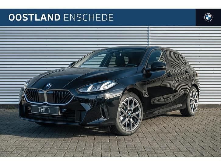 Zwart Nieuw 2025 BMW 120 Shadowline Hatchback | € 45.398 (Super prijs) - Afbeelding 1/4