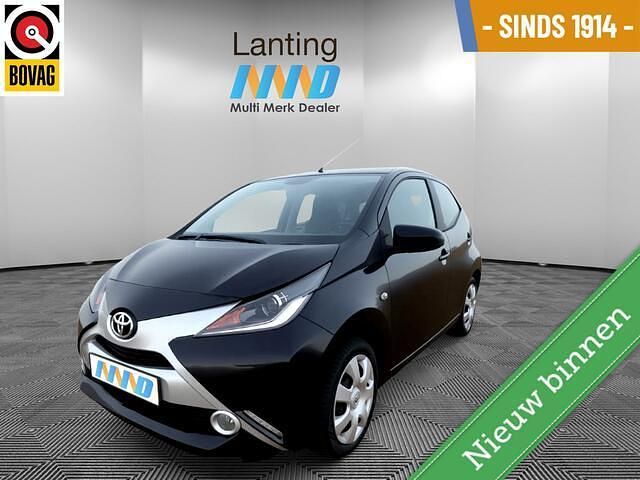 Zwart Occasion 2017 Toyota Aygo X-play Hatchback | € 7.495 (Goede deal) - Afbeelding 1/4