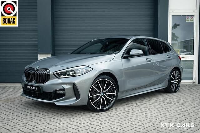 Grijs Gebruikt 2024 BMW 118 M Sport Hatchback | € 34.950 (Eerlijke prijs) - Afbeelding 1/4