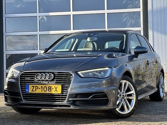 Grijs Gebruikt 2015 Audi A3 Sportback Attraction Hatchback | € 9.950 (Goede deal) - Afbeelding 1/4