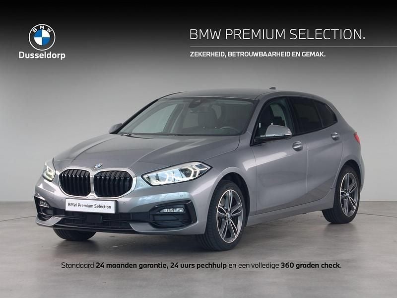 Grijs Gebruikt 2022 BMW 118 Sport Line Hatchback | € 27.450 (Eerlijke prijs) - Afbeelding 1/4