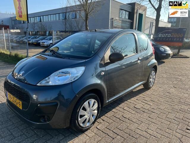 Grijs Gebruikt 2013 Peugeot 107 Access Hatchback | € 3.750 (Eerlijke prijs) - Afbeelding 1/4