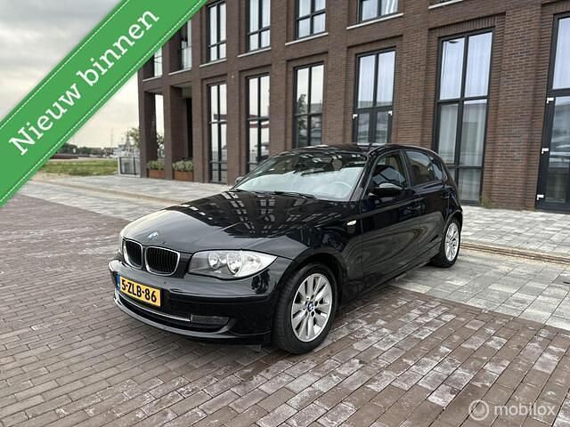 Zwart Gebruikt 2009 BMW 116 Executive Hatchback | € 4.450 (Eerlijke prijs) - Afbeelding 1/4