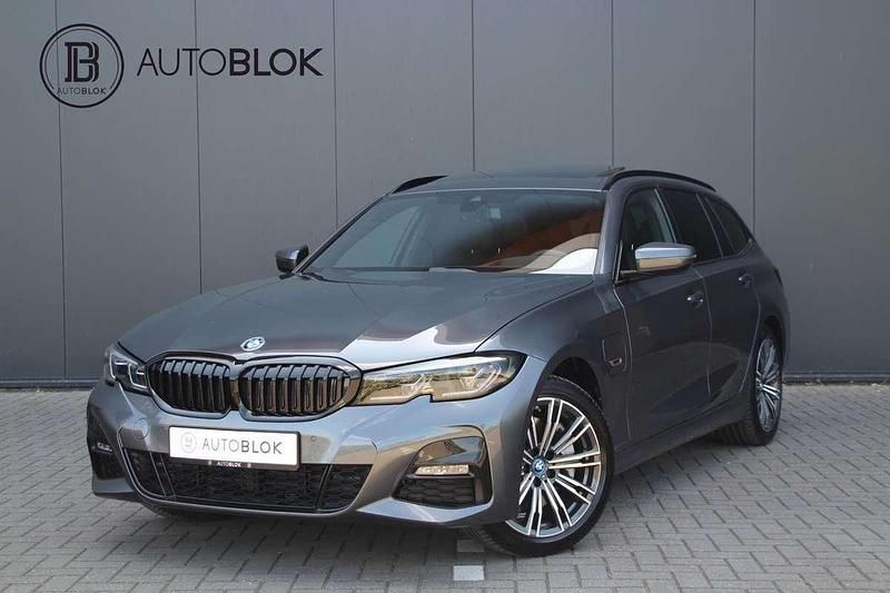 Grijs, metallic lak Gebruikt 2022 BMW 330e M Sport Stationwagen | € 36.945 (Super prijs) - Afbeelding 1/3