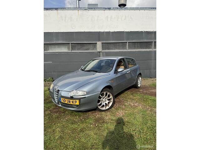 Blauw Gebruikt 2002 Alfa Romeo 147 Distinctive Hatchback | € 1.450 - Afbeelding 1/4