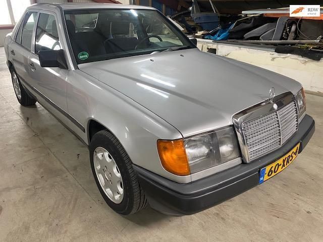 Grijs Gebruikt 1987 Mercedes E230 Sedan | € 7.989 - Afbeelding 1/4