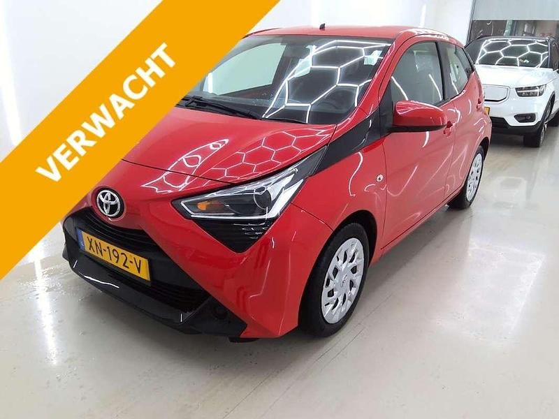 Rood Occasion 2019 Toyota Aygo X-play Hatchback | € 10.950 (Eerlijke prijs) - Afbeelding 1/4