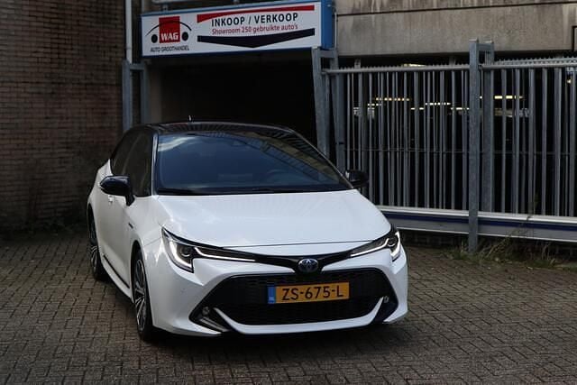Wit Gebruikt 2019 Toyota Corolla Style Hatchback | € 19.499 - Afbeelding 1/4