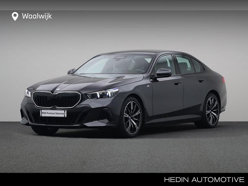Grijs, metallic lak Gebruikt 2024 BMW i5 Comfort Edition Sedan | € 62.880 - Afbeelding 1/4