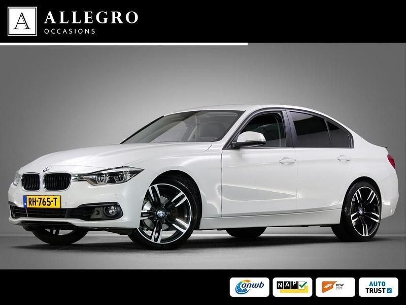 Wit Gebruikt 2017 BMW 318 Executive Sedan | € 18.445 (Iets duurder) - Afbeelding 1/4