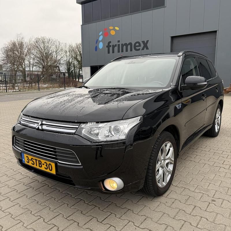 Zwart Occasion 2013 Mitsubishi Outlander P-HEV Instyle SUV | € 8.500 (Goede deal) - Afbeelding 1/4