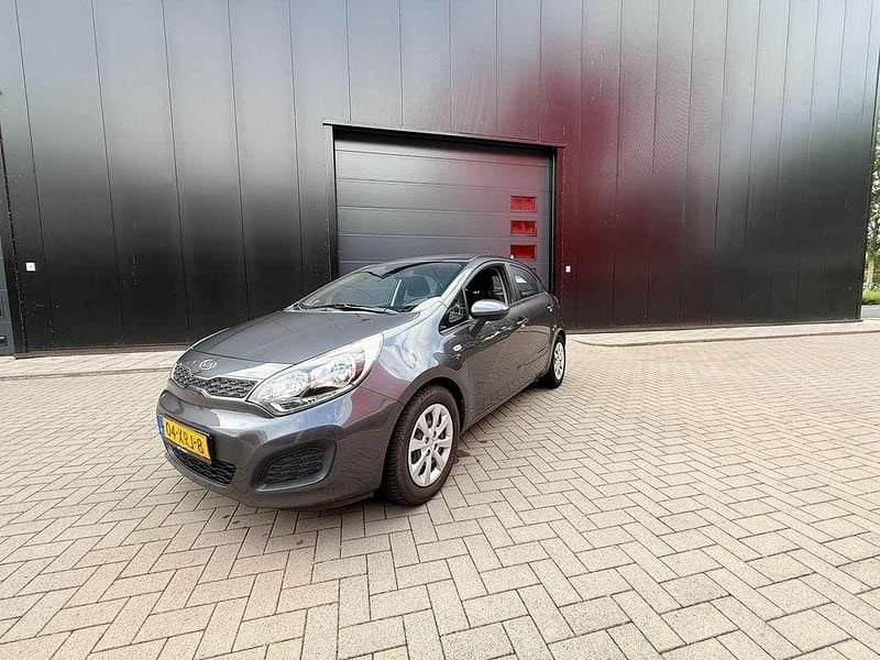 Grijs Gebruikt 2012 Kia Rio Hatchback | € 4.850 (Goede deal) - Afbeelding 1/4
