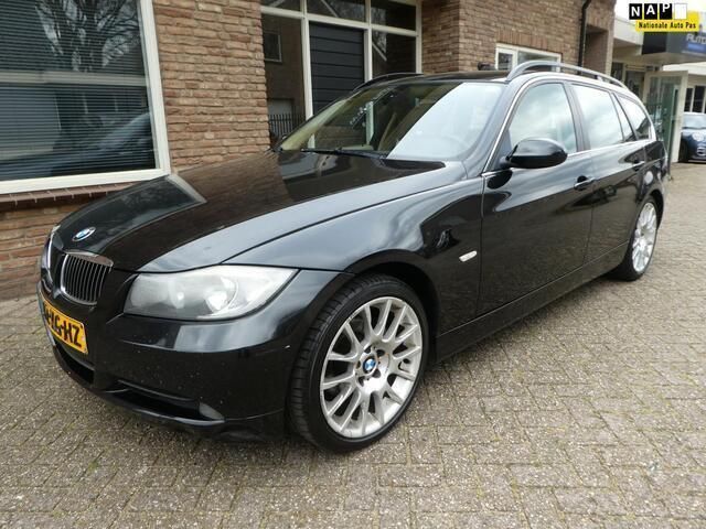 Zwart, metallic lak Gebruikt 2007 BMW 325 Stationwagen | € 4.999 (Iets duurder) - Afbeelding 1/4