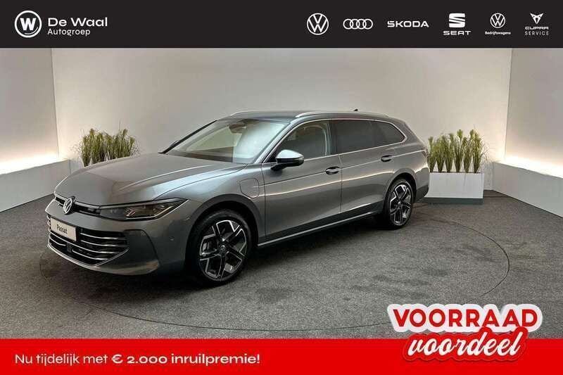 Grijs, metallic lak Nieuw 2025 VW Passat Business Stationwagen | € 54.995 (Iets duurder) - Afbeelding 1/4
