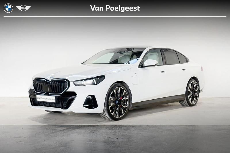 Alpinweiss Occasion 2025 BMW 550e M Sport Sedan | € 77.900 (Eerlijke prijs) - Afbeelding 1/4