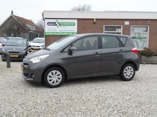 Grijs Gebruikt 2012 Toyota Verso-S Comfort MPV | € 6.750 (Eerlijke prijs) - Afbeelding 1/4