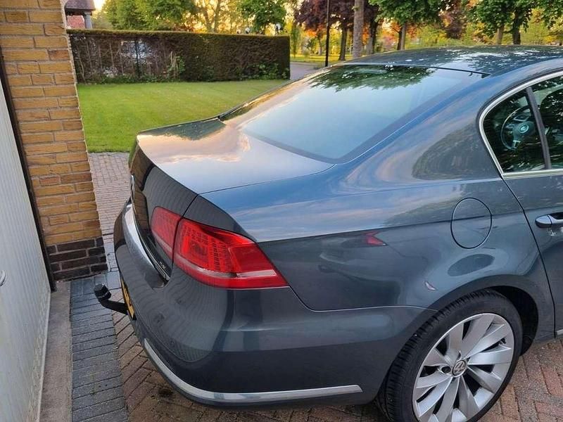 Grijs Occasion 2011 VW Passat Comfortline Sedan | € 8.200 (Duur) - Afbeelding 1/4