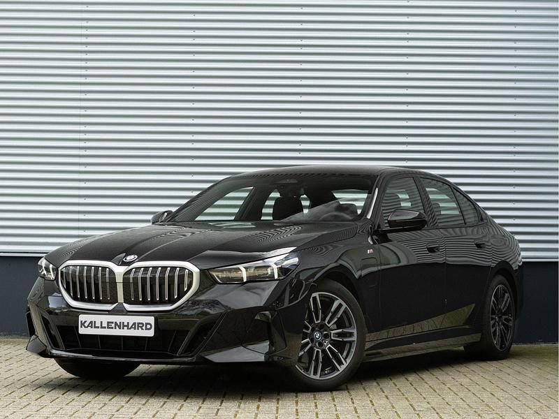 Zwart, metallic lak Gebruikt 2025 BMW 530 M Sport Sedan | € 61.875 (Duur) - Afbeelding 1/4