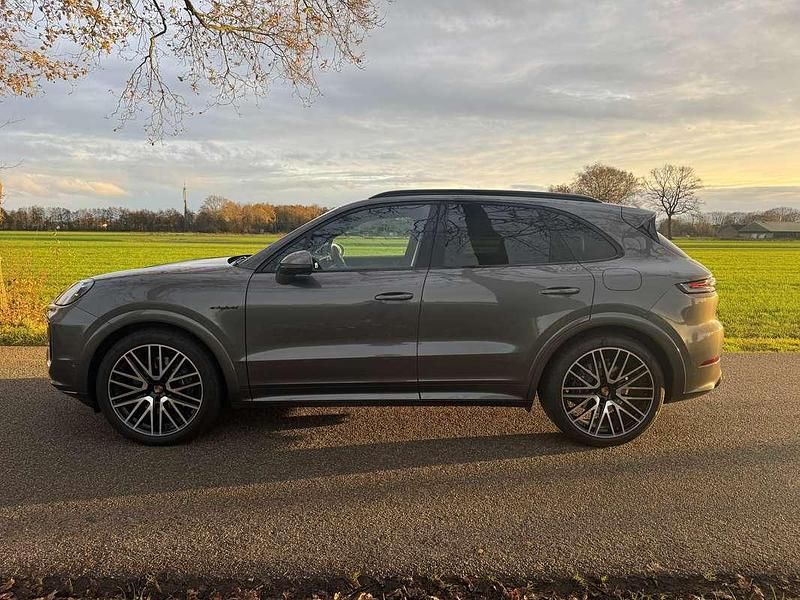 Grijs Gebruikt 2025 Porsche Cayenne SUV | € 144.500 - Afbeelding 1/4