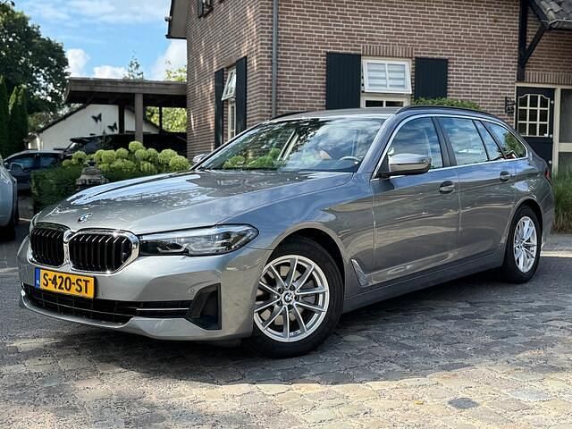 Grijs, metallic lak Gebruikt 2023 BMW 520 Comfort Edition Stationwagen | € 36.444 - Afbeelding 1/4