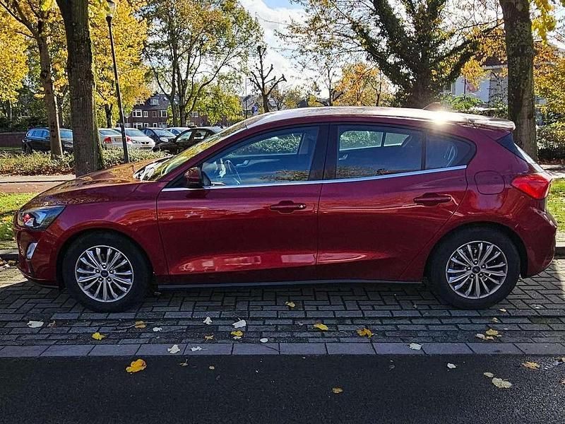 Rood Occasion 2020 Ford Focus Hatchback | € 10.500 (Eerlijke prijs) - Afbeelding 1/4
