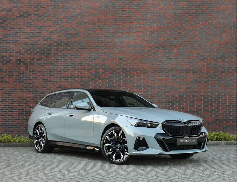 Grijs, metallic lak Gebruikt 2024 BMW 550 Comfort Edition Stationwagen | € 99.950 - Afbeelding 1/4